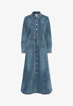 Vestido midi de mezclilla en azul claro. Presenta un cierre de botones en la parte delantera, cuello de punta, mangas largas y dos bolsillos frontales con costuras en contraste.