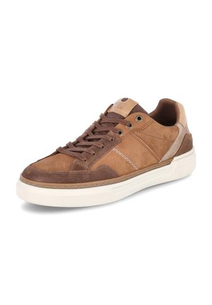 Baskets basses en cuir et suède marron avec panneaux latéraux perforés, lacets marron et semelle en caoutchouc blanche.