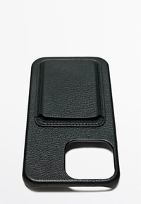 Étui de téléphone en cuir noir avec surface texturée, comportant un emplacement pour carte à l'arrière et une découpe pour la caméra.