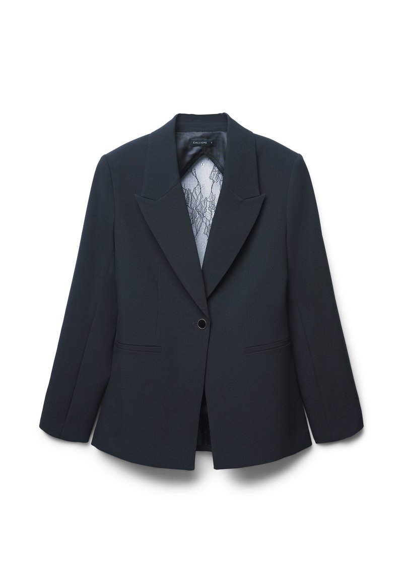 Schwarzer Ein-Knopf-Blazer mit Revers und Spitzen Details im Inneren, flach auf einem weißen Hintergrund präsentiert.