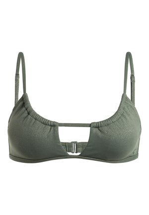 Grüner metallischer Bikini-Oberteil mit gerafftem Design, verstellbaren Trägern und einem Rückenverschluss. Glatte Textur und minimale Abdeckung.