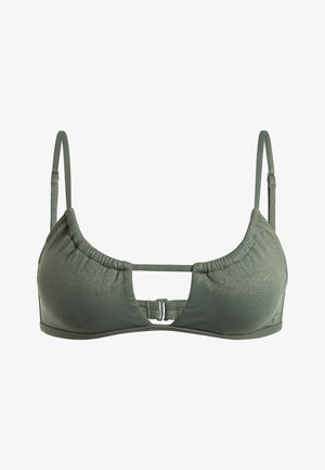 Zeleni metalik bikini top s naboranim dizajnom, podesivim trakama i kopčanjem na leđima. Glatka tekstura i minimalna pokrivenost.