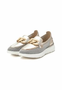 Zapatos slip-on de malla metálica en dorado y plateado con una superficie texturizada, que cuentan con un acento decorativo de cuerda anudada y una suela de goma blanca.