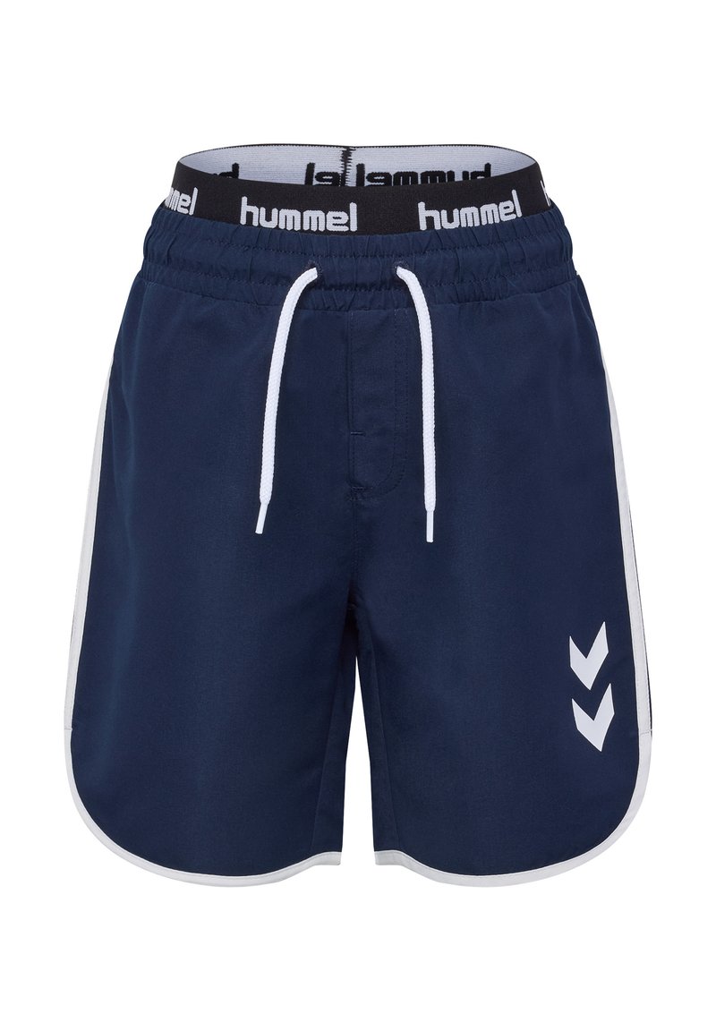 Marina blå badshorts i lättviktsmaterial, med vita sidopaneler och dragsko i midjan. Inkluderar märkeselastik i svart.