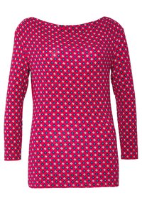 Fuchsia långärmad topp med en vid halsringning, diamantmönster i blått och vitt, samt ett mjukt, lätt tyg.