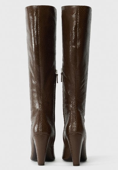 Botas marrones hasta la rodilla hechas de material con estampado de serpiente en relieve, que presentan una textura brillante, un diseño con tacones y cierres de cremallera en la parte posterior.