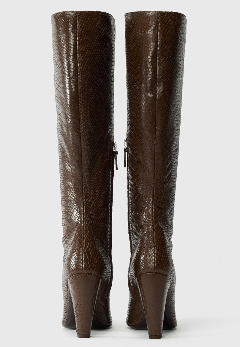 Braune kniehohe Stiefel aus geprägtem Schlangenleder-Material, mit glänzender Oberfläche, Absatzdesign und Reißverschluss an der Rückseite.