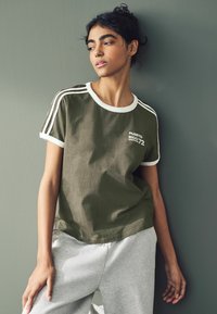 Next REGULAR FIT - SHORT SLEEVE COUNTRY GRAPHIC - Apdrukāts T-krekls - green