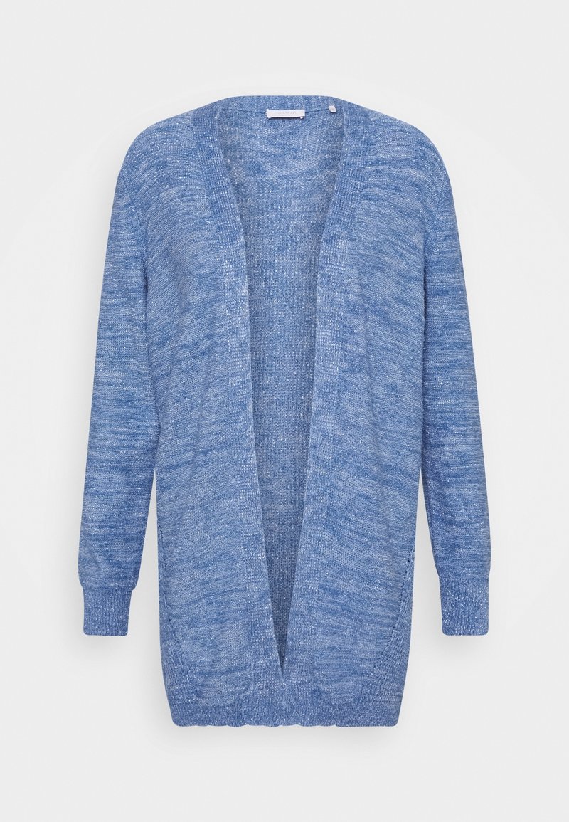 Blå stickad kofta med öppen front, långa ärmar och en mjuk textur. Har en blandning av ljusare och mörkare blå fibrer.