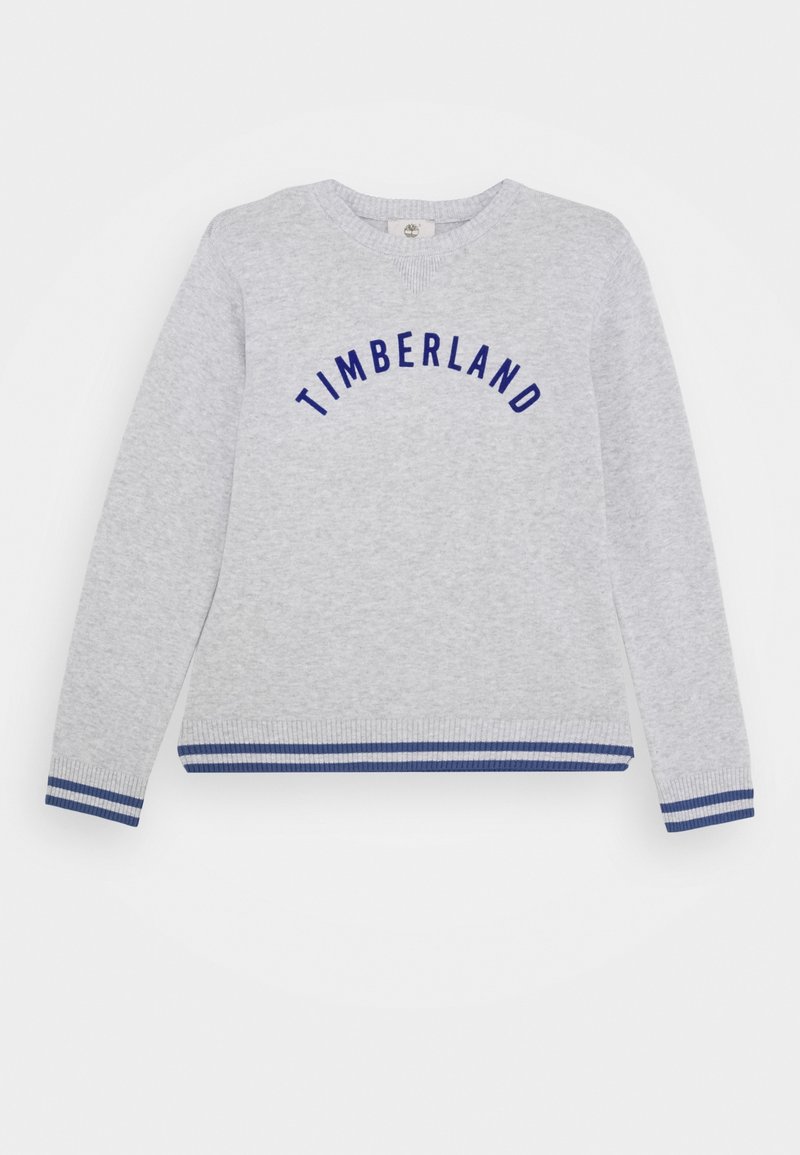 Sweat-shirt gris clair à col rond avec le texte bleu "TIMBERLAND", poignets et ourlet côtelés avec des rayures bleues et blanches.