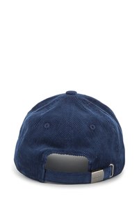 Casquette en velours côtelé bleu foncé avec une sangle réglable à l'arrière dotée d'un fermoir en métal. Elle est équipée d'œillets de ventilation pour une meilleure respirabilité.