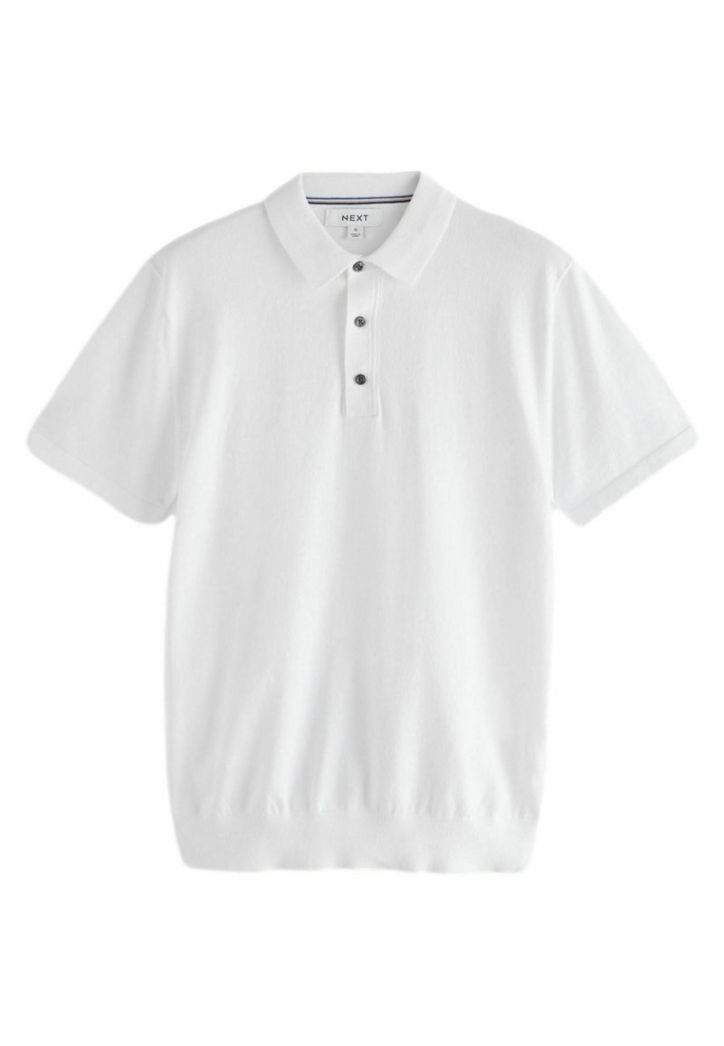 Hvid polo shirt lavet af struktureret stof, med en syet krave, fire-knap lukning med mørke knapper og korte ærmer.