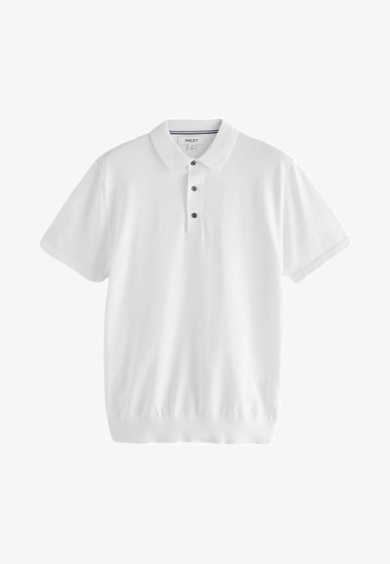Hvid polo shirt lavet af struktureret stof, med en syet krave, fire-knap lukning med mørke knapper og korte ærmer.