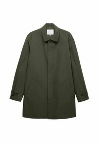Oliivivihreä sadetakki, jossa on kaulus, nappikiinnitys ja kaksi sivutaskua. Valmistettu sileästä, vettä hylkivästä kankaasta, jossa on jämäkkä muotoilu.