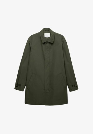 Olivengroene regenjas met een kraag, knoopsluiting en twee zijzakken. Gemaakt van glad, waterbestendig materiaal met een gestructureerd ontwerp.