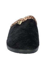 Schwarzer Schlappen mit einer weichen, strukturierten Außenseite, Leopardenmusterakzent am Kragen und einem kleinen goldenen Dekorationsdetail an der Vorderseite.