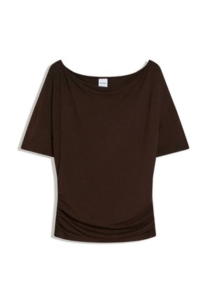 Sötétbarna rövid ujjú felső széles csónaknyakkivágással és enyhe ráncolással az alsó részen, fehér háttéren megjelenítve.