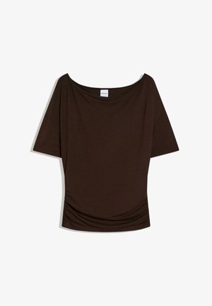 Haut marron foncé à manches courtes avec un large col bateau et un léger froncé en bas, présenté sur un fond blanc.