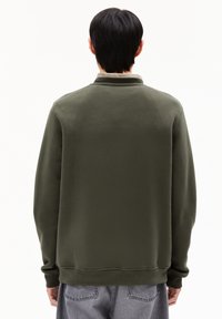 Olijfgroen sweatshirt met een relaxte pasvorm, ribgebreide manchetten en zoom, van een katoenmix materiaal, en een eenvoudig ontwerp. Geen zichtbaar logo of versieringen.