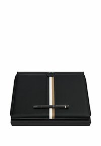 Portefeuille en cuir noir à fermeture éclair avec des rayures verticales blanches et marron, sur lequel repose horizontalement un stylo plume noir.