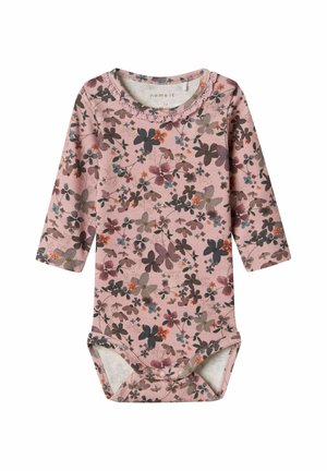 Langærmet baby bodysuit i blødt lyserødt stof med et blomstermønster i mørkegrøn, lilla og orange, med en flæsekant ved halsen og trykknap-lukning.