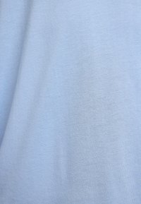 Lichtblauwe katoenstof met een gladde textuur en subtiele glans, gekenmerkt door een uniforme kleur en minimale zichtbare stiksels.