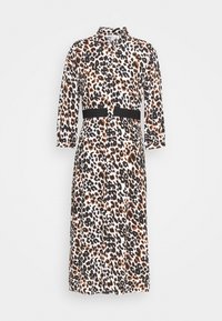 Langærmet kjole i leopardprint med nuancer af brun og sort på en hvid baggrund. Har et sort bælte i taljen.