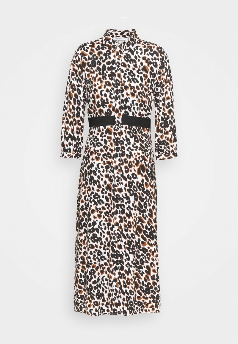 Langærmet kjole i leopardprint med nuancer af brun og sort på en hvid baggrund. Har et sort bælte i taljen.
