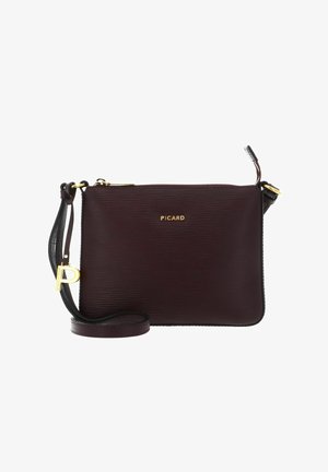 Sac bandoulière en cuir bordeaux avec texture embossée, logo de marque doré, sangle amovible et fermeture à glissière.