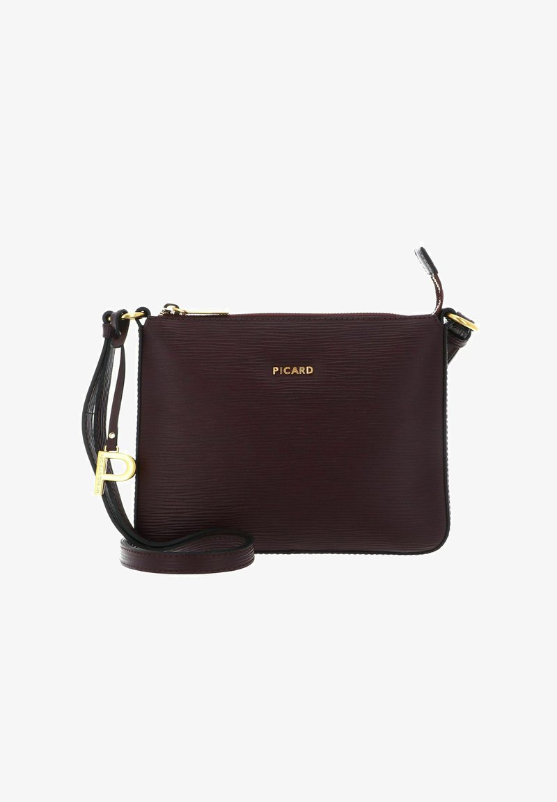 Sac bandoulière en cuir bordeaux avec texture embossée, logo de marque doré, sangle amovible et fermeture à glissière.