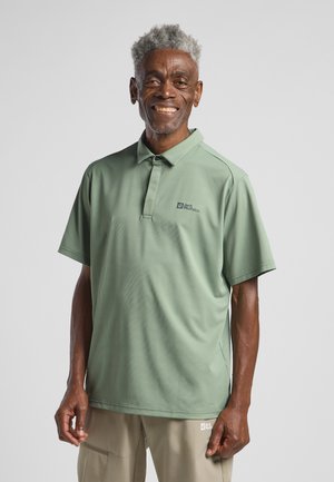 Polo shirt verde chiaro con maniche corte e colletto, realizzato in tessuto testurizzato. Presenta un piccolo logo sul lato sinistro del petto.