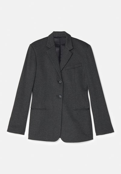 Grauer Blazer mit Reverskragen, zwei Knopfverschluss, zwei Fronttaschen und einer Brusttasche. Glatter Stoff mit leichter Textur.