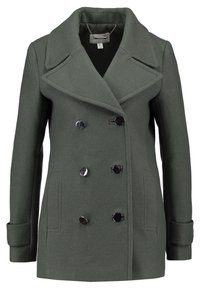 Abrigo de lana en verde oliva, de doble botonadura, con grandes botones negros, cuello con muescas y bolsillos laterales.