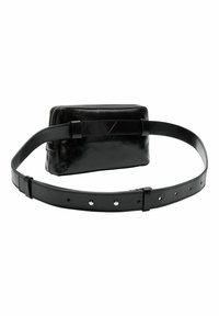 Czarna skórzana torba na pasek w kształcie prostokąta, z zamkiem błyskawicznym, gładką teksturą oraz płaskim, regulowanym paskiem z wieloma dziurkami.