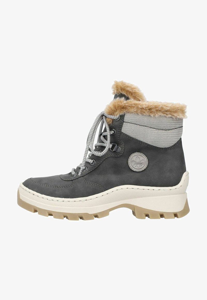Bottes chelsea en cuir gris avec un col en fourrure, œillets renforcés et une semelle épaisse et texturée dans des couleurs crème et tan.