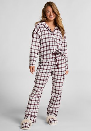 Geruite pyjama set in wit, bordeaux en marineblauw. Bevat een button-up top met lange mouwen en een broek met koordsluiting. Zachte stoftextuur.