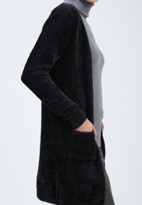 INFLUENCER FLUFFY - Chaqueta de punto - black