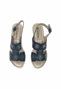 Sandalo nero con motivo ritagliato e dettagli metallici, punta aperta, cinturino alla caviglia regolabile, soletta beige imbottita, design leggero.