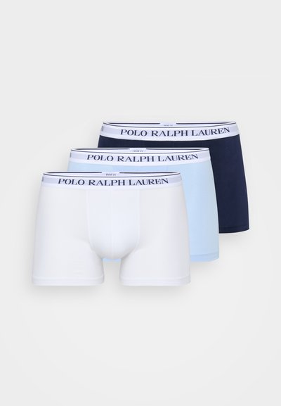 Pak tri para bokserica u bijeloj, svijetloplavoj i mornarskoj boji. Svaka ima mekan pojas s otisnutim "POLO RALPH LAUREN". Glatka tkanina, prilagođeni dizajn.