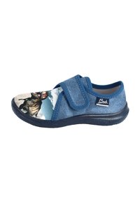Blaue Stoffschuhe mit einem Klettverschluss, einem bedruckten Design von einem Hund und Bergen auf der Vorderseite sowie einer dunklen Gummisohle.