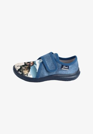 Blaue Stoffschuhe mit einem Klettverschluss, einem bedruckten Design von einem Hund und Bergen auf der Vorderseite sowie einer dunklen Gummisohle.
