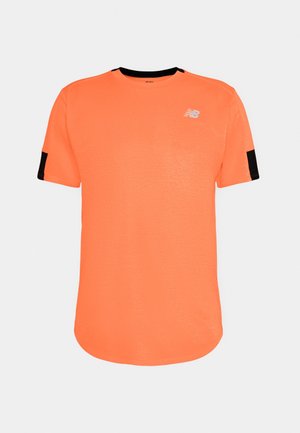Camiseta deportiva de manga corta de color naranja brillante con detalles en negro en las mangas y el cuello, con un pequeño logo blanco de New Balance en el pecho.