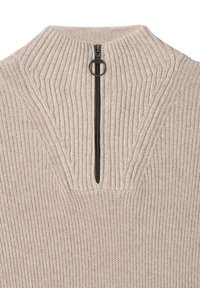 Beżowy sweter z prążkowanego materiału z wysokim kołnierzem i półkowym zapięciem, z delikatną teksturą i elastycznym dopasowaniem.