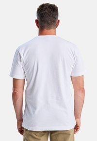 Hvid bomulds T-shirt med korte ærmer, synlige sømdetaljer og en rund halsudskæring. Stoffet fremstår glat og let.