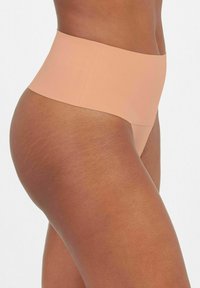 Spanx SPANXSUPERSMOOTH™ UNDIE-TECTABLE® THONG - String - canyon rose