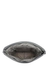 Borsa a tracolla in pelle grigia con chiusura a zip. L'interno presenta una fodera a motivo con testo del logo alternato. Esterno morbido e forma strutturata.