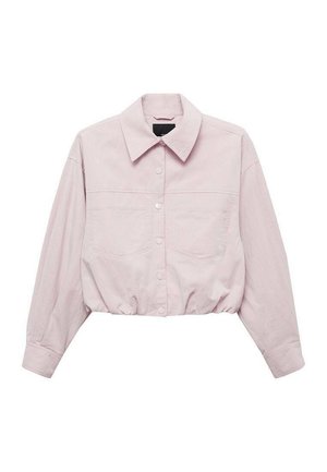 Korte roze blouse van zachte stof met een knoopsluiting aan de voorkant, klassieke kraag, twee voorzakken en een elastische zoom.