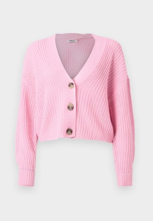 Grober, kurz geschnittener rosa Strickcardigan mit langen Ärmeln, V-Ausschnitt und drei großen Knöpfen vorne.