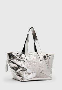 Sølv tote taske med krøllet tekstur, dobbel flad håndtag og rektangulær form. Har sølv hardware og et åbent topdesign.