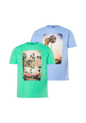 To T-shirts med korte ærmer og rund hals, den ene grøn med vintage bil og palmer, den anden blå med palmer ved solnedgang.
